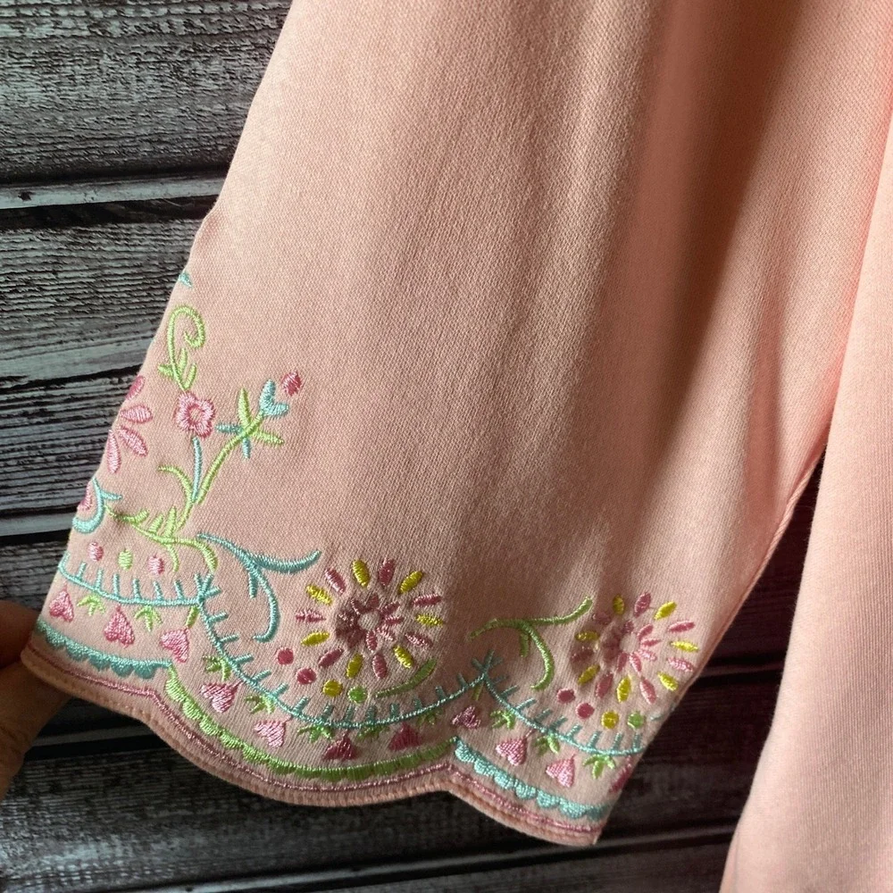 Quacker Factory Women's Top Size L Pink Embroidered Scalloped V-Neck NWT - Picture 4 of 7